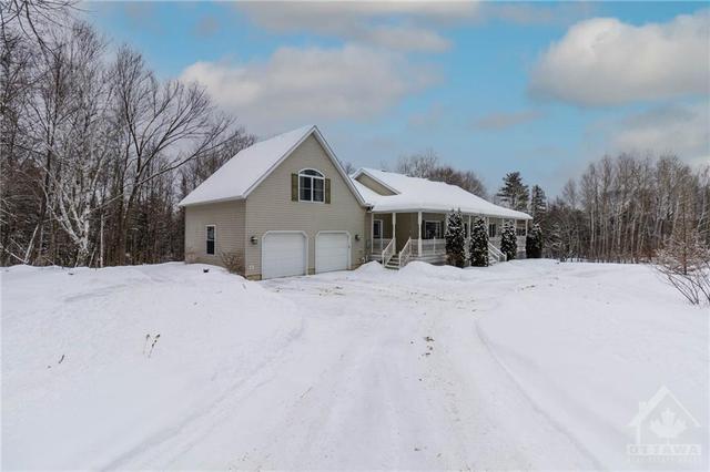 698 Barryvale Road, House detached with 3 bedrooms, 3 bathrooms and 12 parking in Greater Madawaska ON | Image 1