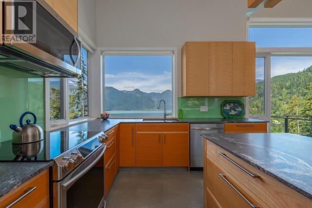 1135 Copper Drive, House detached with 3 bedrooms, 3 bathrooms and 6 parking in Squamish Lillooet D BC | Image 4