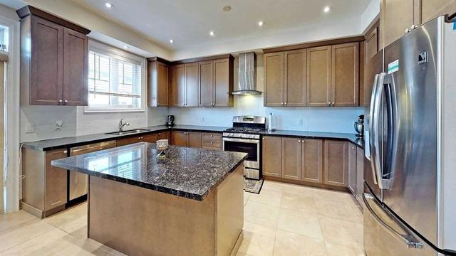 280 Symington Crt, House detached with 4 bedrooms, 4 bathrooms and 6 parking in Oshawa ON | Image 5