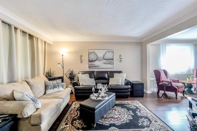 281 Centre St N, House detached with 6 bedrooms, 4 bathrooms and 4 parking in Brampton ON | Image 2