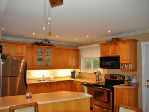 873 Magnolia Ave, House detached with 3 bedrooms, 2 bathrooms and 3 parking in Newmarket ON | Image 2