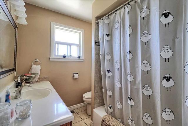 1028 Mccullough Dr, House detached with 3 bedrooms, 2 bathrooms and 3 parking in Whitby ON | Image 4