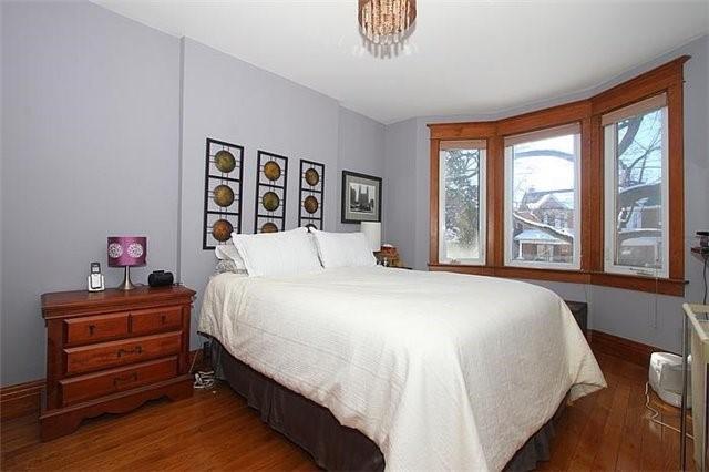 upper - 209 Oakmount Rd, House detached with 3 bedrooms, 1 bathrooms and null parking in Toronto ON | Image 2