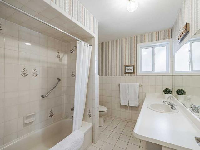 18 Oldham Rd, House detached with 3 bedrooms, 3 bathrooms and 6 parking in Toronto ON | Image 8