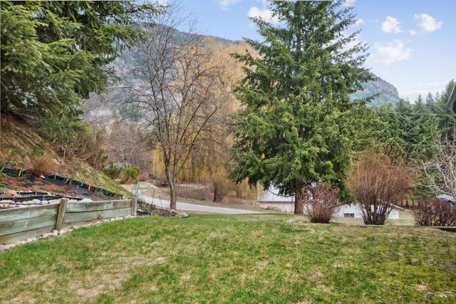 1176 Marshall Road, House detached with 4 bedrooms, 3 bathrooms and 5 parking in Central Kootenay J BC | Image 11