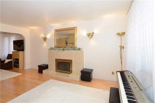4 Twenty Fifth St N, House detached with 2 bedrooms, 1 bathrooms and 2 parking in Toronto ON | Image 3