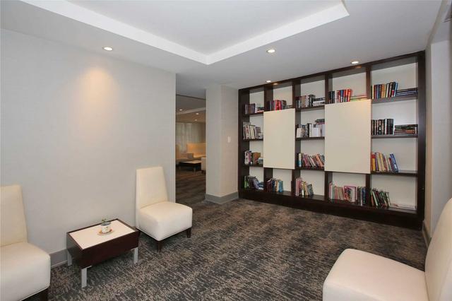 405 - 11 Soho St, Condo with 2 bedrooms, 2 bathrooms and 1 parking in Toronto ON | Image 7