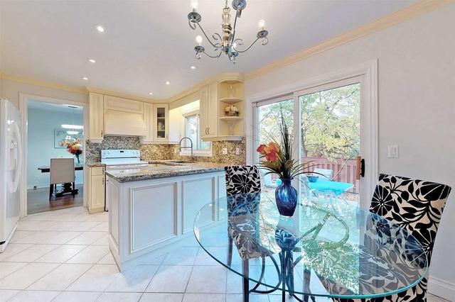 33 Tamora Crt, House detached with 4 bedrooms, 3 bathrooms and 6 parking in Toronto ON | Image 4