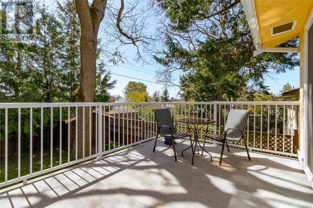 1865 Elmhurst Pl, House detached with 5 bedrooms, 2 bathrooms and 1 parking in Saanich BC | Image 29