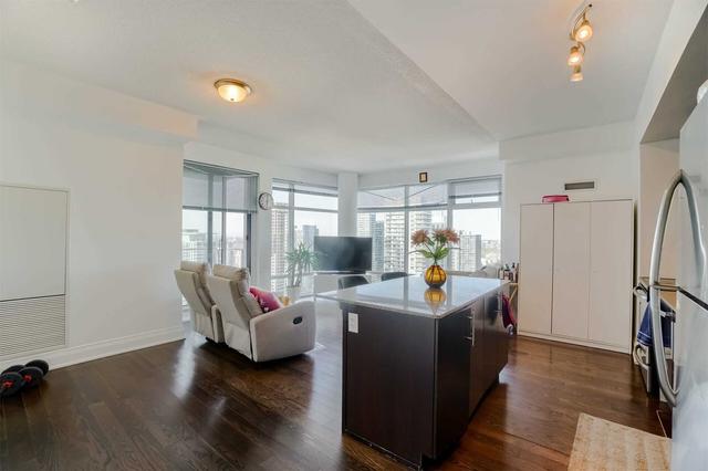 3711 - 2191 Yonge St, Condo with 2 bedrooms, 3 bathrooms and 1 parking in Toronto ON | Image 2