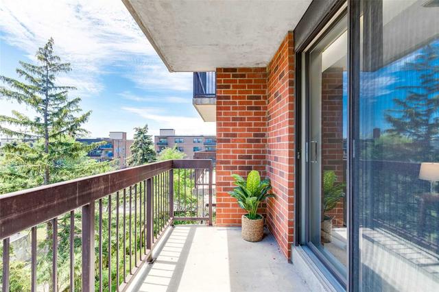 404 - 1 Innismore Cres, Condo with 2 bedrooms, 2 bathrooms and 1 parking in Toronto ON | Image 7