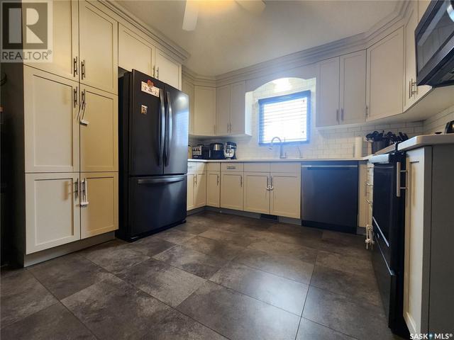 1032 Main Street, House detached with 2 bedrooms, 1 bathrooms and null parking in Melville SK | Image 3