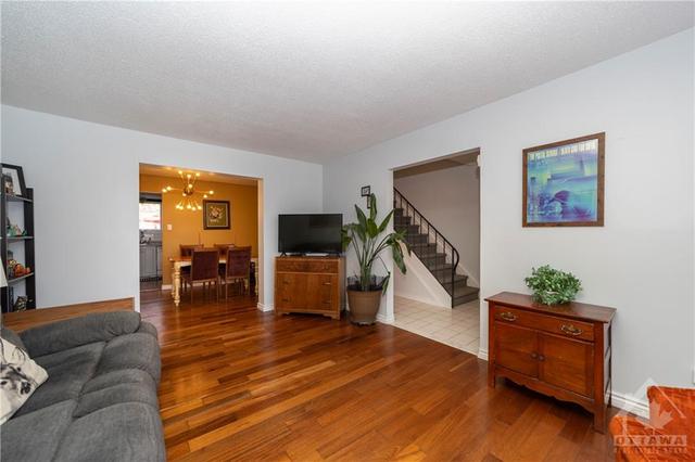 1381 Cahill Drive, Townhouse with 3 bedrooms, 2 bathrooms and 1 parking in Ottawa ON | Image 8