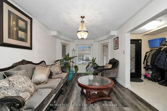 23 Kirk Dr, House detached with 5 bedrooms, 5 bathrooms and 7 parking in Brampton ON | Image 3