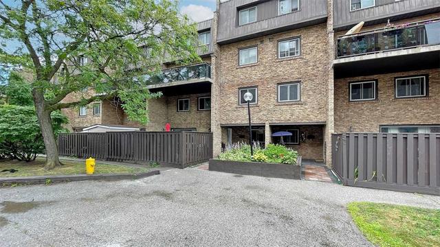 55 - 130 Ling Rd, Townhouse with 3 bedrooms, 2 bathrooms and 1 parking in Toronto ON | Image 1