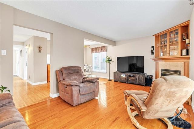 3043 Mannering Court, Home with 3 bedrooms, 2 bathrooms and 4 parking in Ottawa ON | Image 9