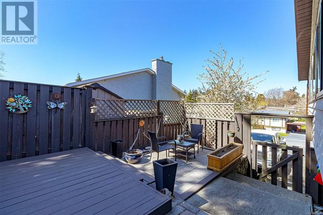 559 Kenneth St, House detached with 4 bedrooms, 3 bathrooms and 4 parking in Saanich BC | Image 54