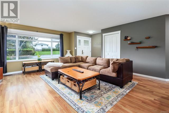 2856 Muir Rd, House detached with 3 bedrooms, 2 bathrooms and 4 parking in Courtenay BC | Image 5