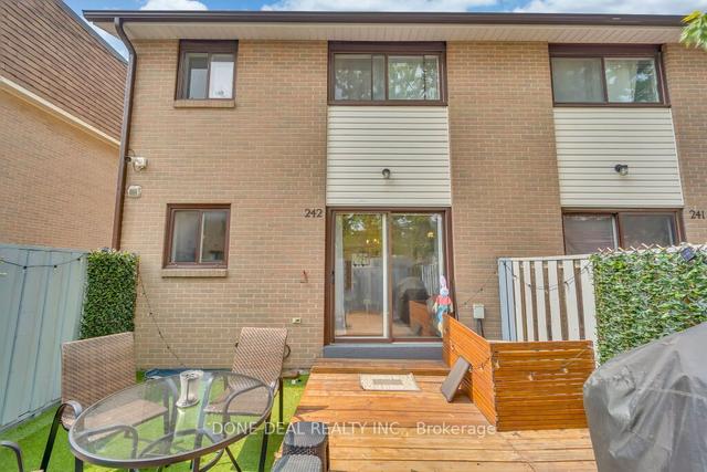 242 Fleetwood Cres, Townhouse with 3 bedrooms, 2 bathrooms and 3 parking in Brampton ON | Image 31