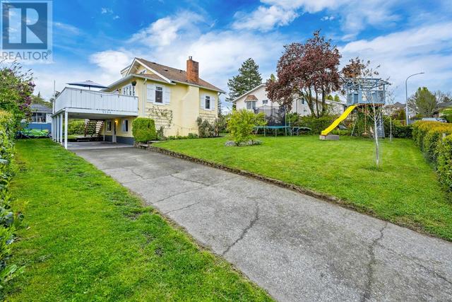 3284 Megaw Pl, House detached with 5 bedrooms, 3 bathrooms and 2 parking in Saanich BC | Image 45