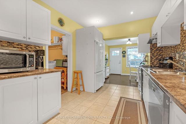 92 Newlands Ave, House detached with 3 bedrooms, 2 bathrooms and 0 parking in Hamilton ON | Image 3