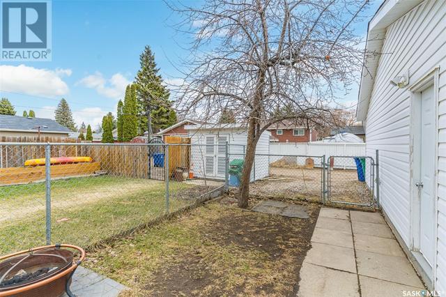 867 East Centre, House semidetached with 3 bedrooms, 2 bathrooms and null parking in Saskatoon SK | Image 9