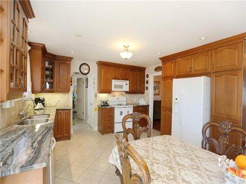 10086 Clarkway Dr, House detached with 3 bedrooms, 2 bathrooms and 10 parking in Brampton ON | Image 11