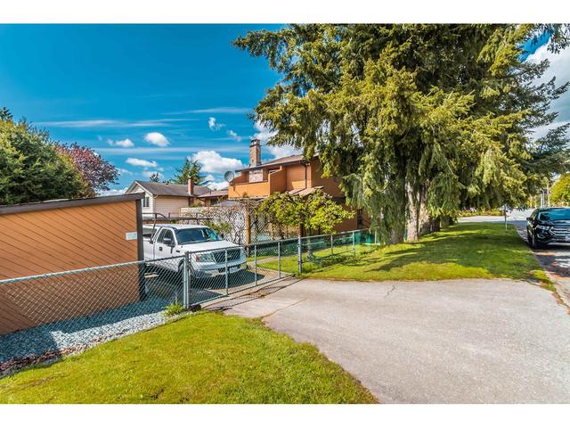 18136 61a Avenue, House detached with 4 bedrooms, 2 bathrooms and 6 parking in Surrey BC | Image 39