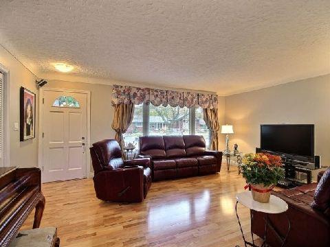 81 Royal Manor Dr, House detached with 3 bedrooms, 2 bathrooms and 8 parking in St. Catharines ON | Image 3