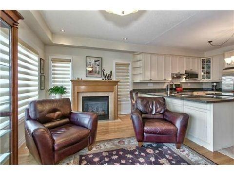 2379 Wasaga Dr, House attached with 3 bedrooms, 3 bathrooms and 2 parking in Oakville ON | Image 3