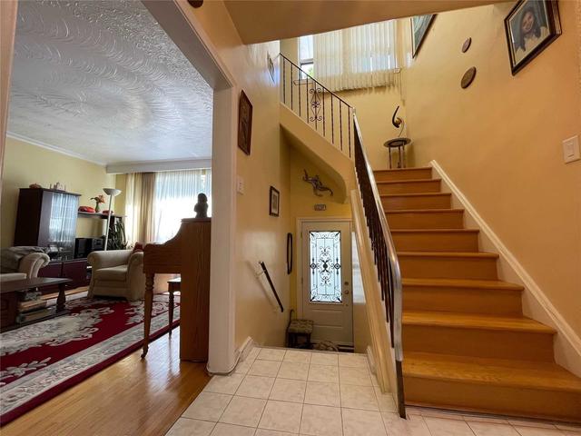 17 Cabot Crt, House semidetached with 3 bedrooms, 2 bathrooms and 3 parking in Toronto ON | Image 6