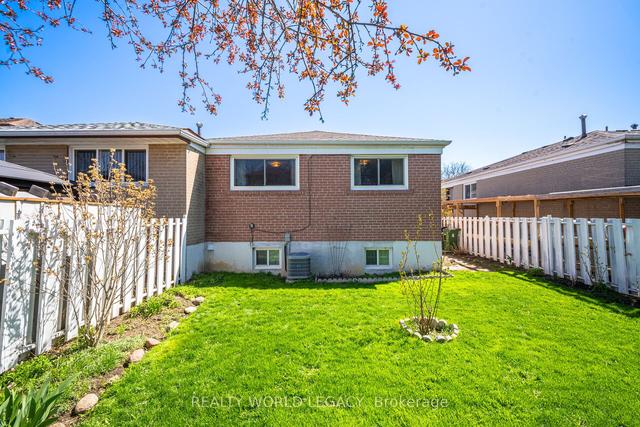 94 Topcliff Ave, House semidetached with 3 bedrooms, 2 bathrooms and 2 parking in Toronto ON | Image 27