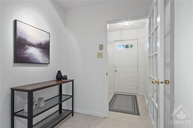 16 Oakley Avenue, Townhouse with 3 bedrooms, 3 bathrooms and 3 parking in Ottawa ON | Image 3