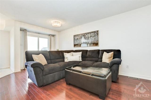 379 Hillsboro Private, Townhouse with 3 bedrooms, 3 bathrooms and 2 parking in Ottawa ON | Image 6