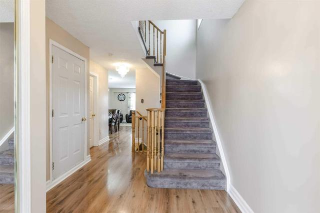 192 Cresthaven Rd, Townhouse with 3 bedrooms, 2 bathrooms and 2 parking in Brampton ON | Image 3