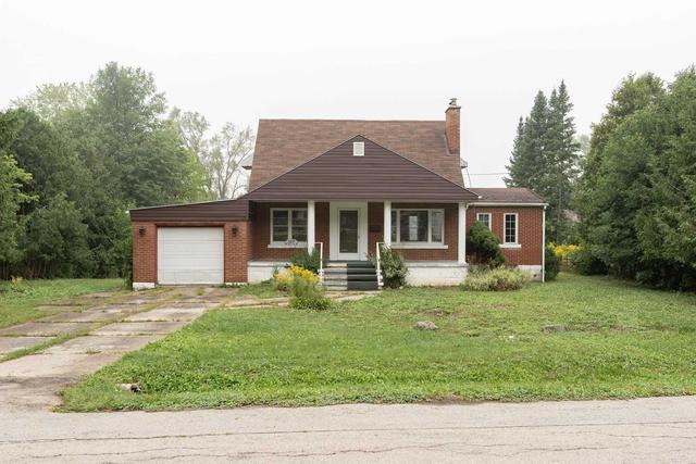 807 Alexander Rd, House detached with 2 bedrooms, 2 bathrooms and 4 parking in Hamilton ON | Image 1