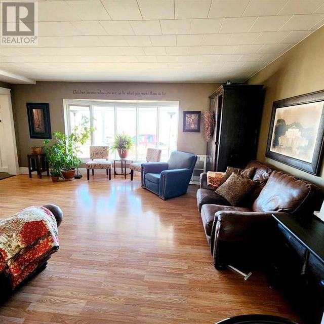 501 Highway, House detached with 4 bedrooms, 2 bathrooms and null parking in Cardston County AB | Image 31