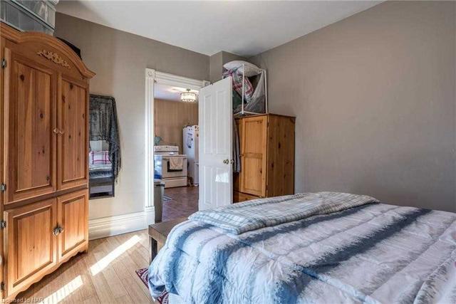 11 Carlton St, House detached with 3 bedrooms, 2 bathrooms and 50 parking in St. Catharines ON | Image 3