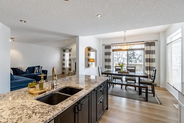 82 Cougarstone Circle Sw, House detached with 4 bedrooms, 2 bathrooms and 4 parking in Calgary AB | Image 1
