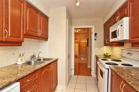 lph 6 - 40 Old Mill Rd, Condo with 2 bedrooms, 3 bathrooms and 2 parking in Oakville ON | Image 3