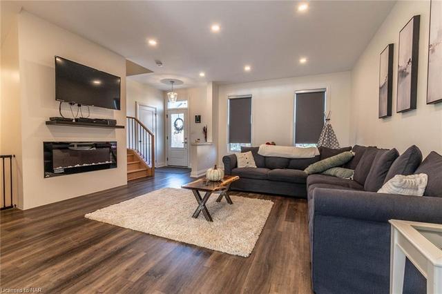 17 Aspen Common, House attached with 3 bedrooms, 1 bathrooms and 1 parking in St. Catharines ON | Image 1
