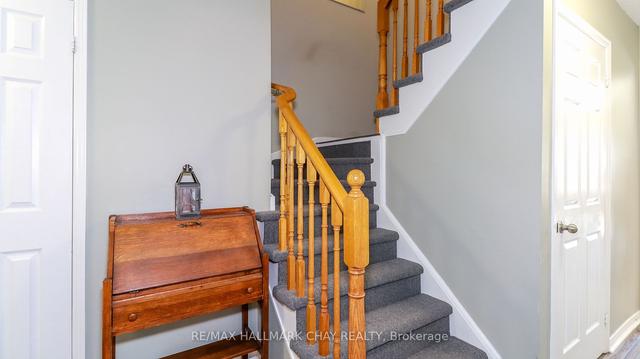 26 Wallace Dr, House attached with 3 bedrooms, 4 bathrooms and 5 parking in Barrie ON | Image 6