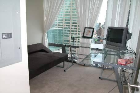 1705 - 18 Yorkville Rd, Condo with 2 bedrooms, 2 bathrooms and 1 parking in Toronto ON | Image 3