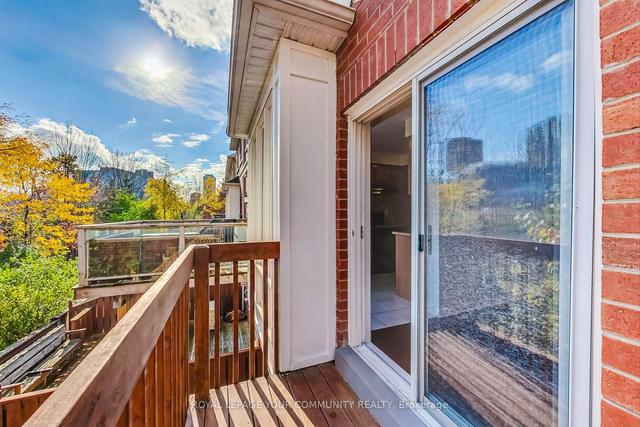 92 Dallimore Circ, House attached with 3 bedrooms, 4 bathrooms and 3 parking in Toronto ON | Image 8