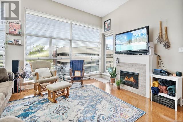 305 - 1831 Oak Bay Ave, Condo with 2 bedrooms, 2 bathrooms and 1 parking in Victoria BC | Image 3
