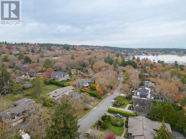 3240 Norfolk Rd, House detached with 3 bedrooms, 2 bathrooms and 2 parking in Oak Bay BC | Image 9