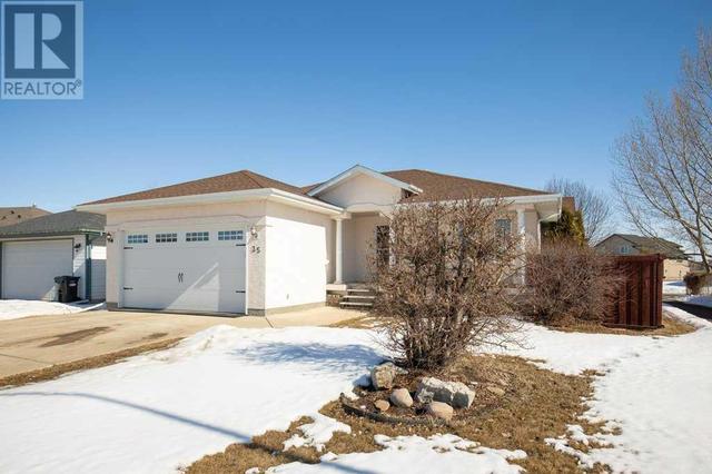 35 Heenan Crescent, House detached with 5 bedrooms, 3 bathrooms and 4 parking in Sylvan Lake AB | Image 1