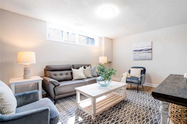 355 Sandringham Cres, Townhouse with 3 bedrooms, 2 bathrooms and 1 parking in London ON | Image 5