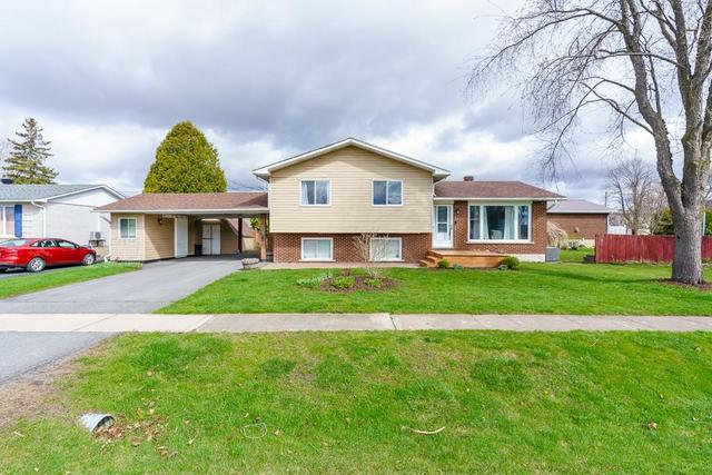 25 St Laurent Avenue, House detached with 4 bedrooms, 2 bathrooms and 4 parking in South Stormont ON | Image 1