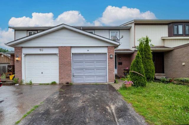 88 Burns Circ, House attached with 3 bedrooms, 1 bathrooms and 2 parking in Barrie ON | Image 1